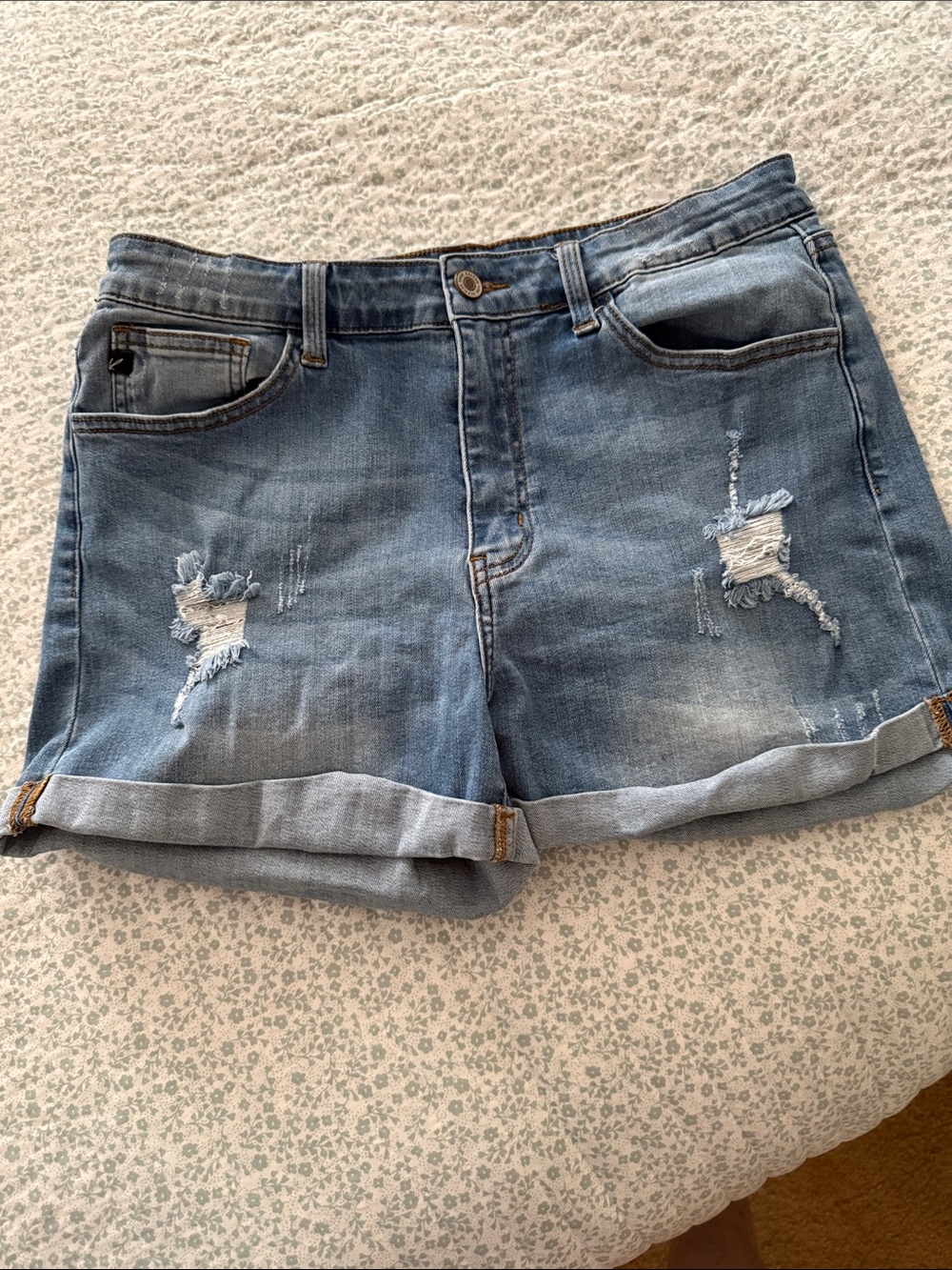 Kan Can Women's Distressed Cuffed Denim Shorts - Blue sz 13/30  EUC